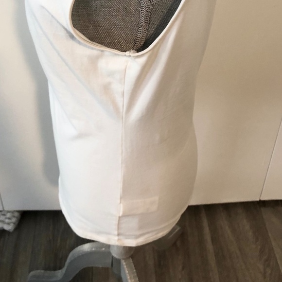 🕙 BASIC BRAND WHITE V SLEEVLESS TOP SIZE MEDIUM - Picture 7 of 8